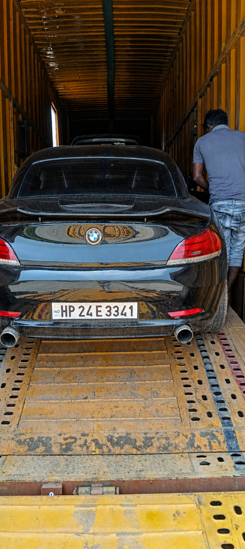 Four-point strapping on a BMW Z4 - never on the chassis.